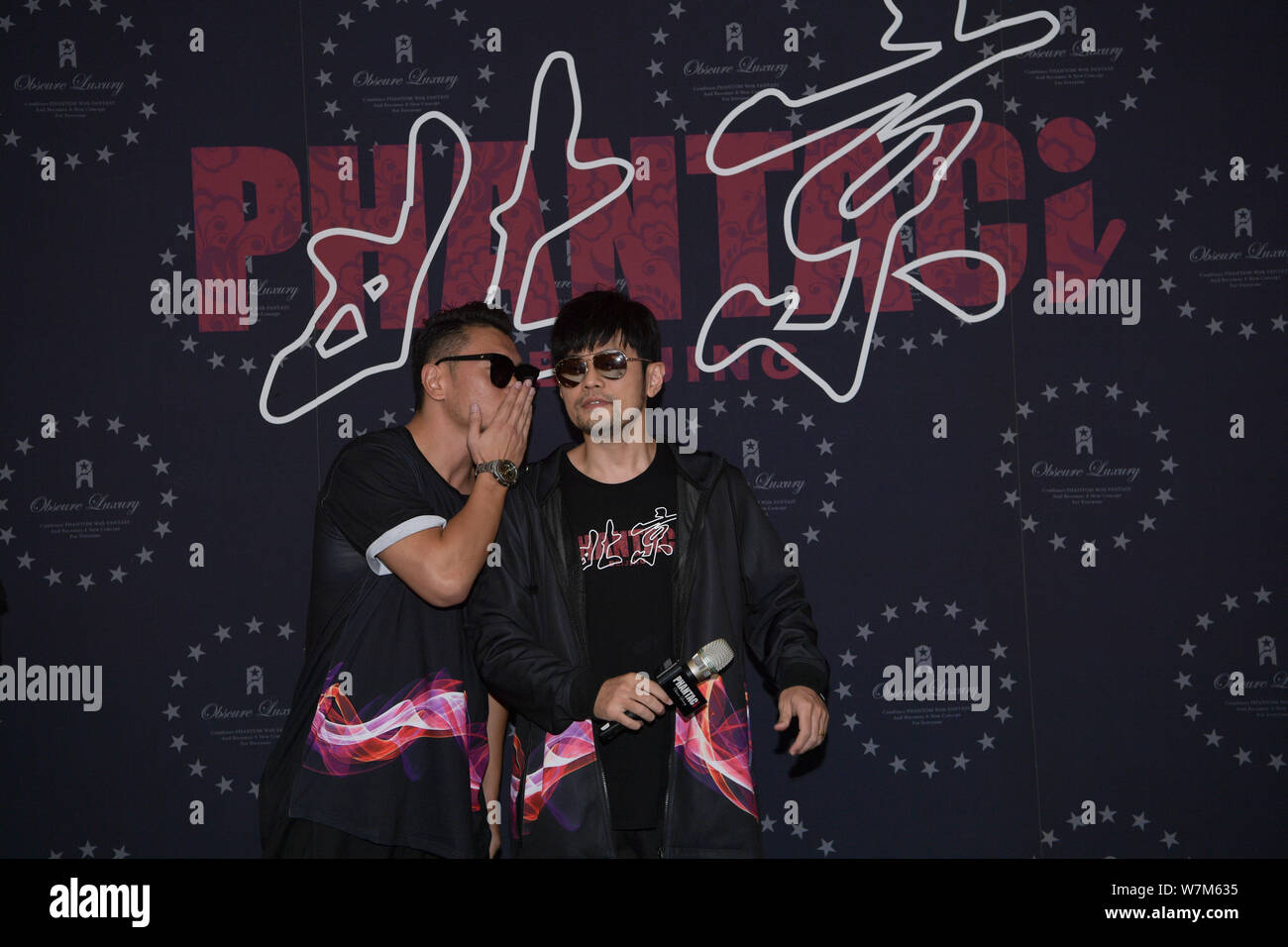 Taiwanesische Sängerin Jay Chou, rechts, nimmt an der Eröffnung einer neuen Premium Fashion Store seiner Streetwear label PHANTACi in Peking, China, 24. Stockfoto