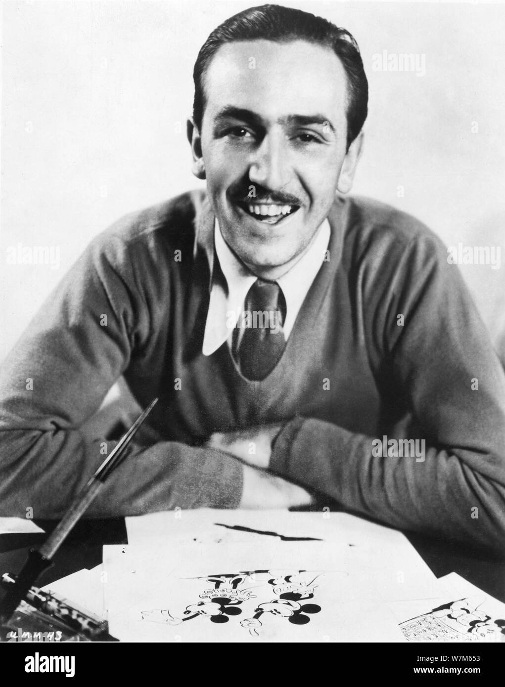WALT DISNEY Portrait ca. 1932 mit Animation Skizzen von Mickey Mouse