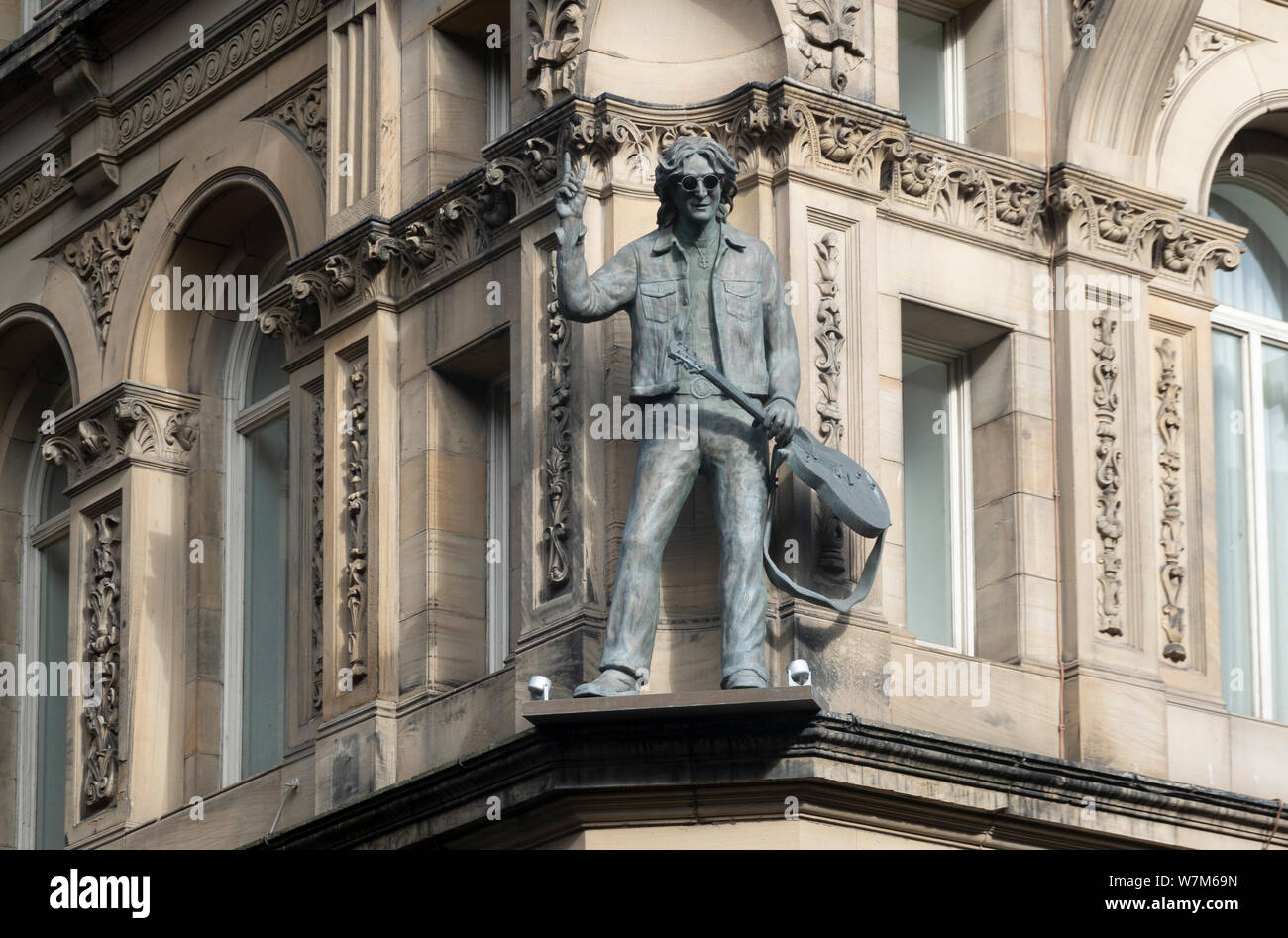 John Lennon Statue auf einem Felsvorsprung der Hard Days Night Hotel in Liverpool Stockfoto