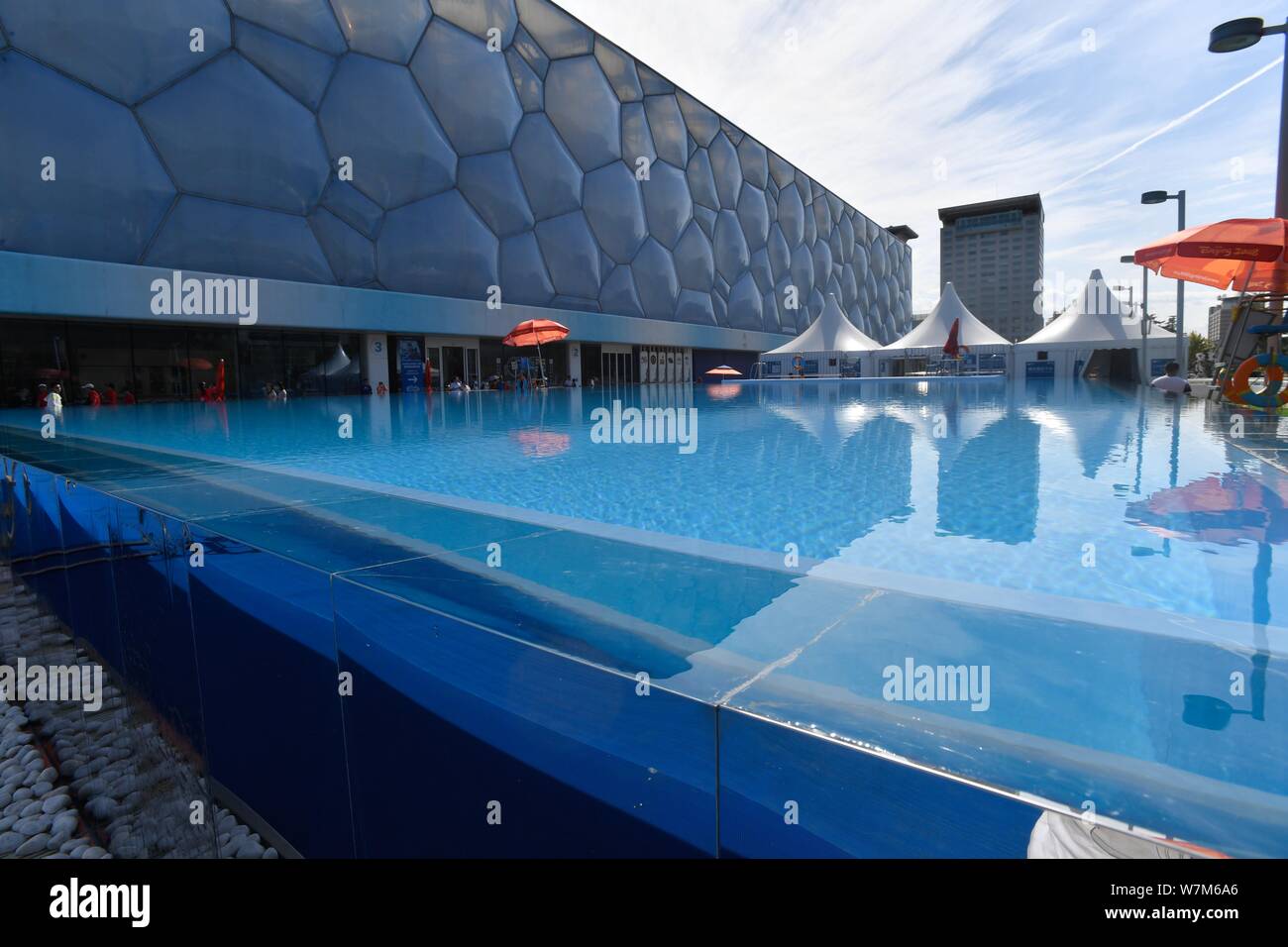 Blick auf die 25 Meter lange und 15 Meter breite Infinity Pool neben dem China National Aquatics Centre, besser bekannt als "Water Cube", in Peking, China, Stockfoto