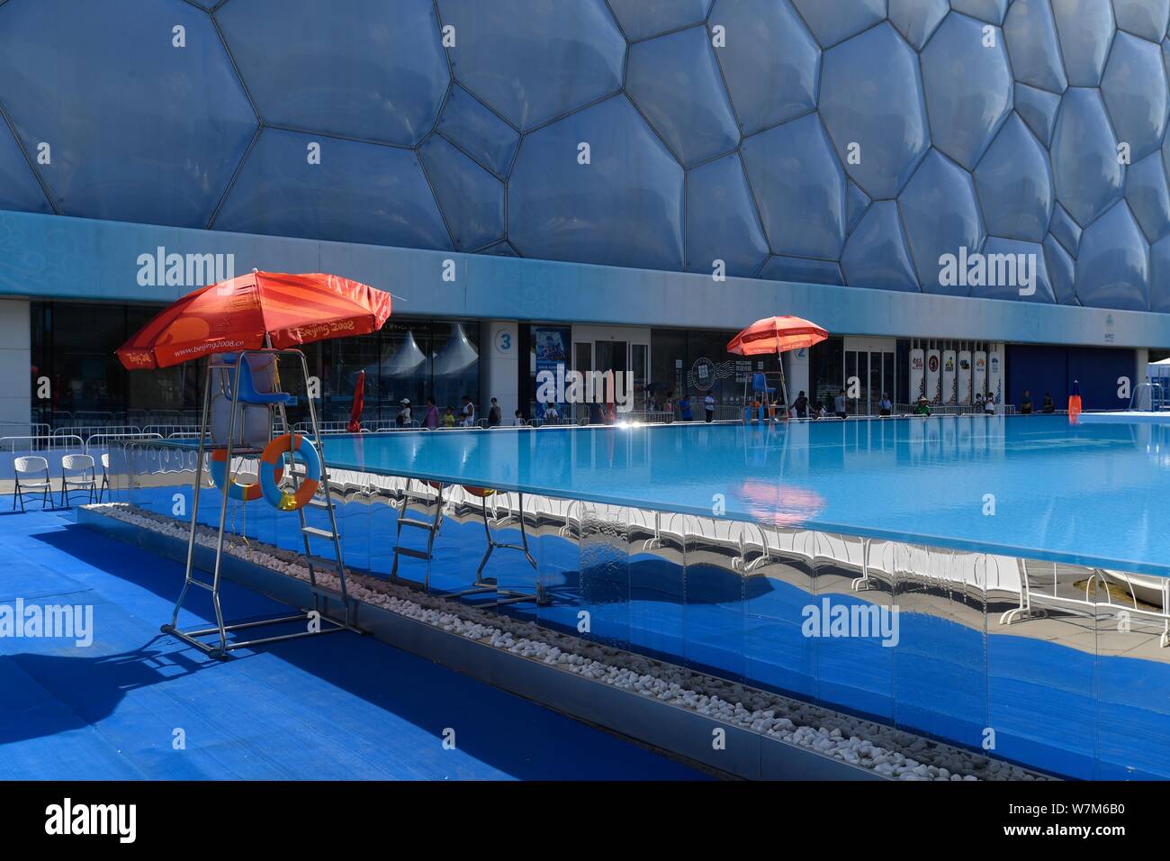 Blick auf die 25 Meter lange und 15 Meter breite Infinity Pool neben dem China National Aquatics Centre, besser bekannt als "Water Cube", in Peking, China, Stockfoto