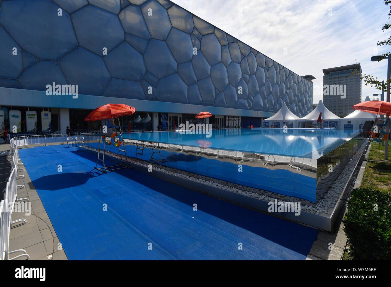 Blick auf die 25 Meter lange und 15 Meter breite Infinity Pool neben dem China National Aquatics Centre, besser bekannt als "Water Cube", in Peking, China, Stockfoto