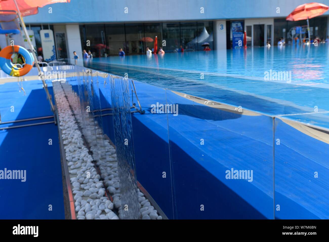 Blick auf die 25 Meter lange und 15 Meter breite Infinity Pool neben dem China National Aquatics Centre, besser bekannt als "Water Cube", in Peking, China, Stockfoto