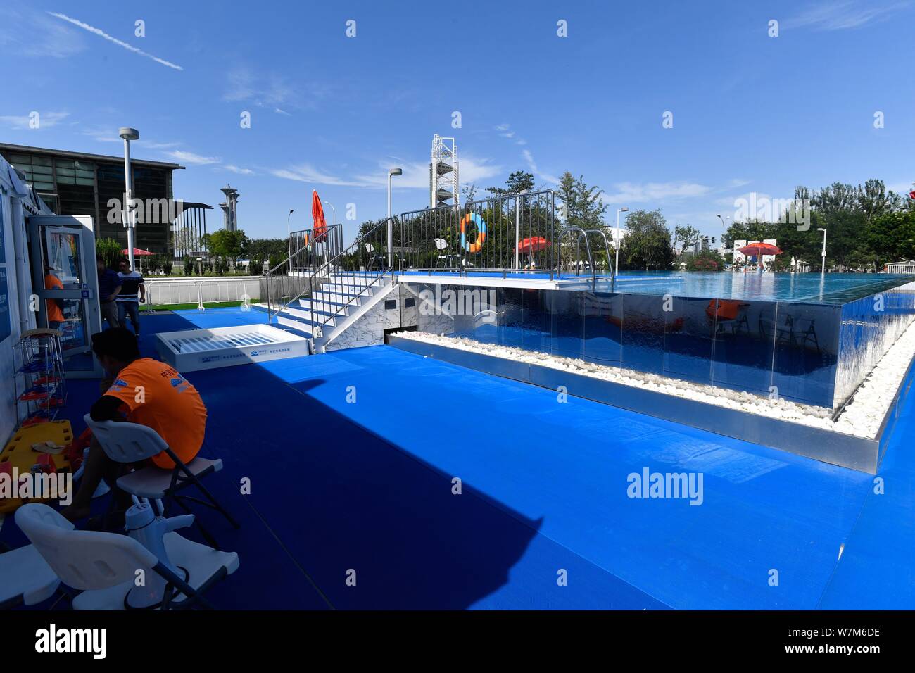 Chinesische Mitarbeiter sind in der Nähe der 25 Meter lange und 15 Meter breite Infinity Pool neben dem China National Aquatics Centre, besser bekannt als "Wasser Cu gesehen Stockfoto