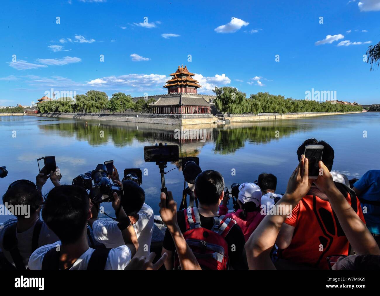 Fotografie Enthusiasten die Bilder von den Revolver im Palace Museum, auch als die Verbotene Stadt, an einem klaren Tag in Peking, China, 6. August bekannt Stockfoto