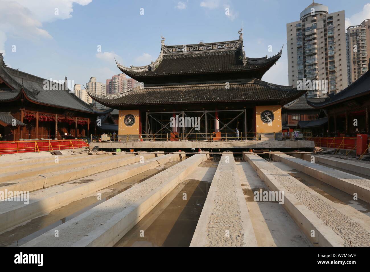 Blick auf die Grand Hall von Shanghais Jade Buddha Tempel zu bewegt werden 31 Meter nördlich und hob einen Meter in Shanghai, China, 28. August 2017. Die Gra Stockfoto