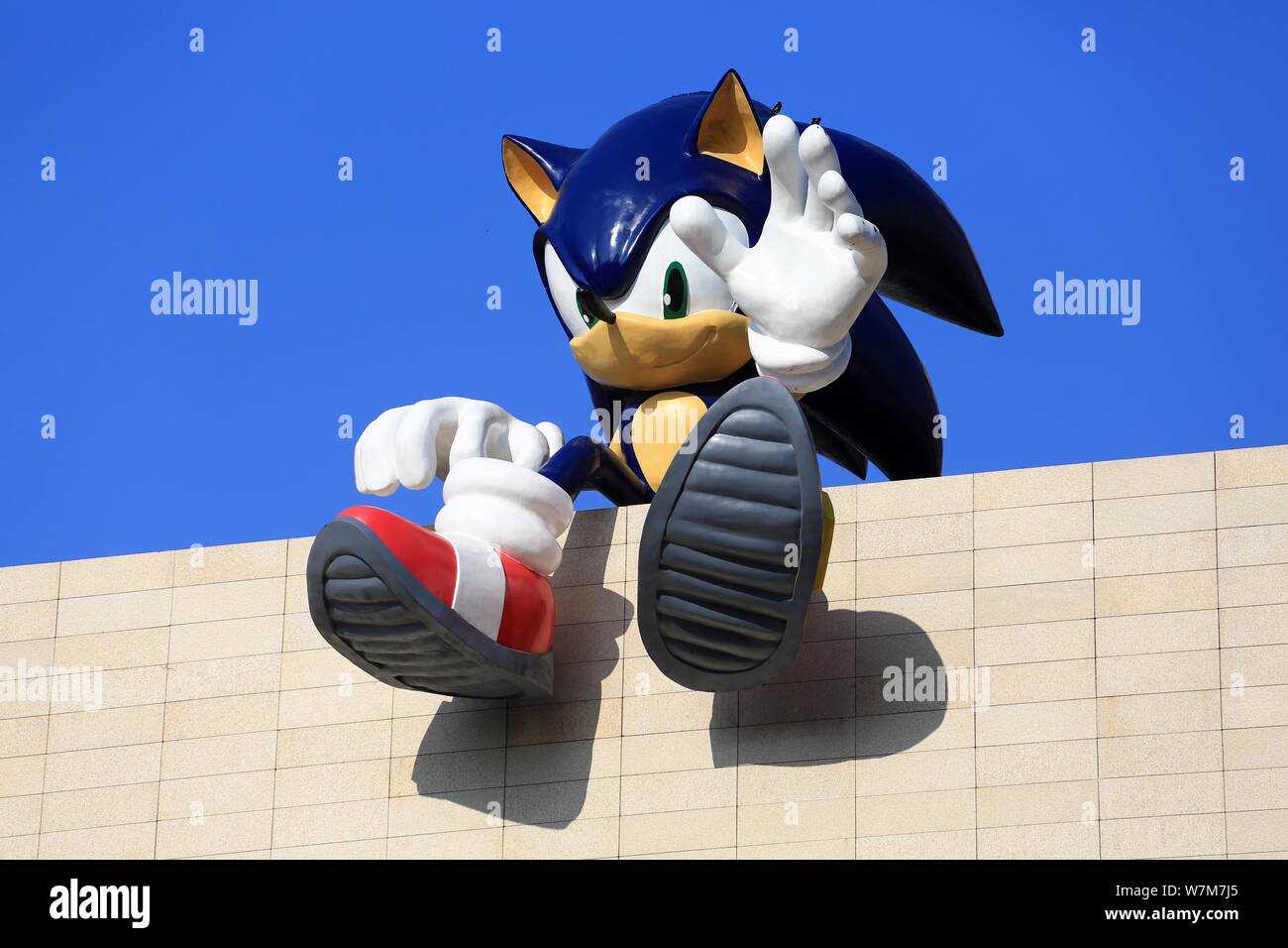 Blick auf eine Skulptur von Sonic the Hedgehog, Titel Charakter und Protagonist der Sonic the Hedgehog Reihe von Sega, auf dem Dach des MixC Stockfoto