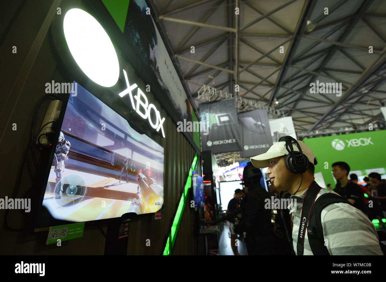 Besucher Spielen elektronischer Spiele auf der Microsoft Xbox Spielkonsolen im 15. China Digital Entertainment Expo, auch als ChinaJoy 2017 bekannt, in Stockfoto