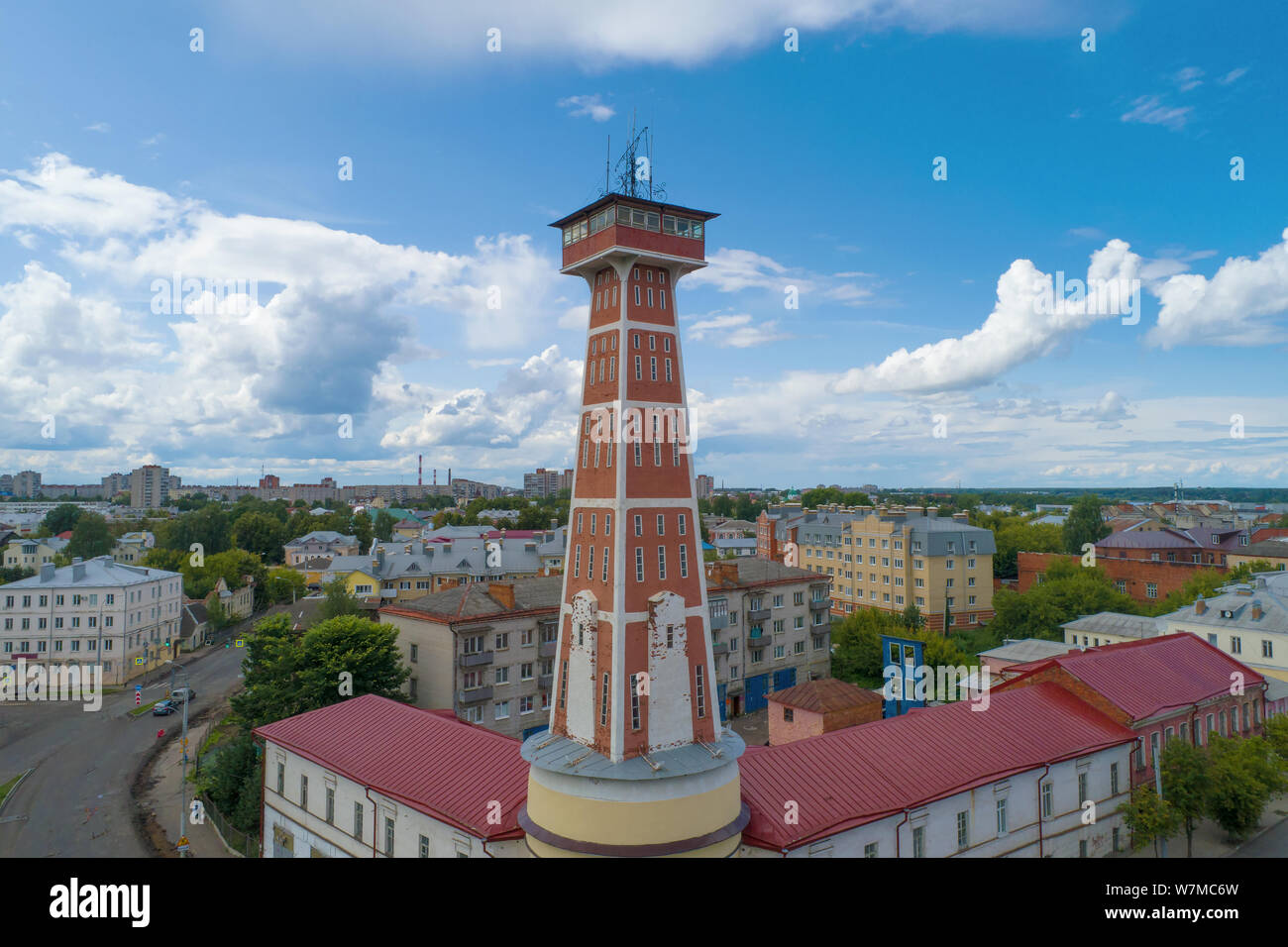 Alte Fire Tower in der Nähe bis vor dem Hintergrund der Sommer sky (geschossen von einem quadrocopter). Rybinsk, Russland Stockfoto