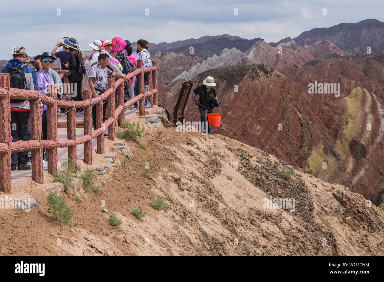 49-jährige Chinesische cleaner Zunamen Hu Müll sammelt auf einem steilen Berg an der Zhangye Danxia Relief geologischen Park in Zhangye Stadt, Nordwesten Stockfoto