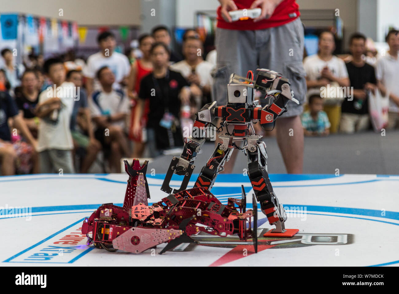 Roboter nehmen an einem Roboter Kampf während der Maker Faire Xi'an 2017 in der Stadt Xi'an, Provinz Shaanxi im Nordwesten Chinas, 15. Juli 2017. Zwei-footed Rob Stockfoto