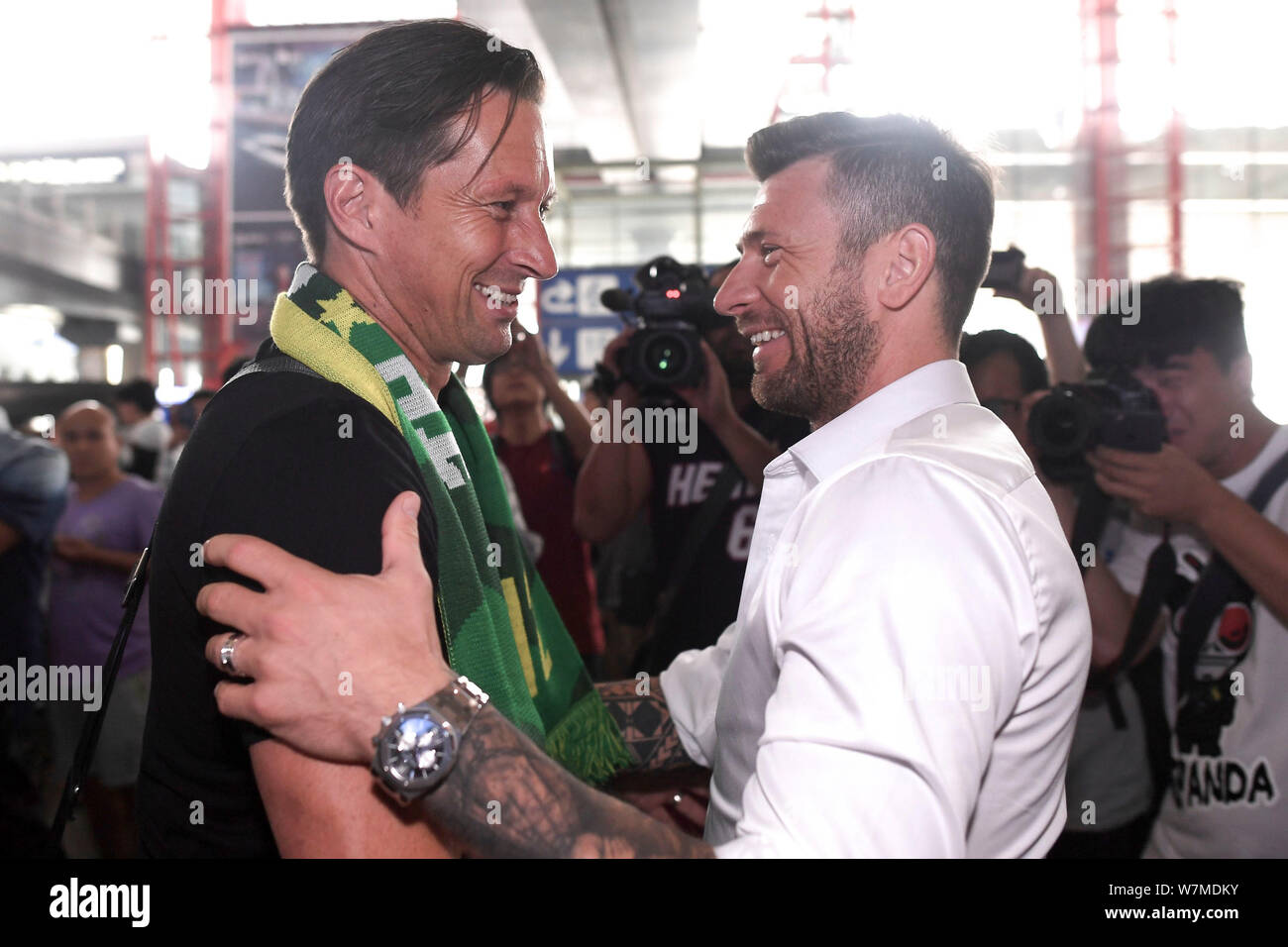 Neuer Leiter Trainer Roger Schmidt von Beijing Guoan, Links, ist abgebildet mit pensionierten bosnisch-kroatischen Fußball-Star Darko Matic, als er auf die Namen ankommt Stockfoto