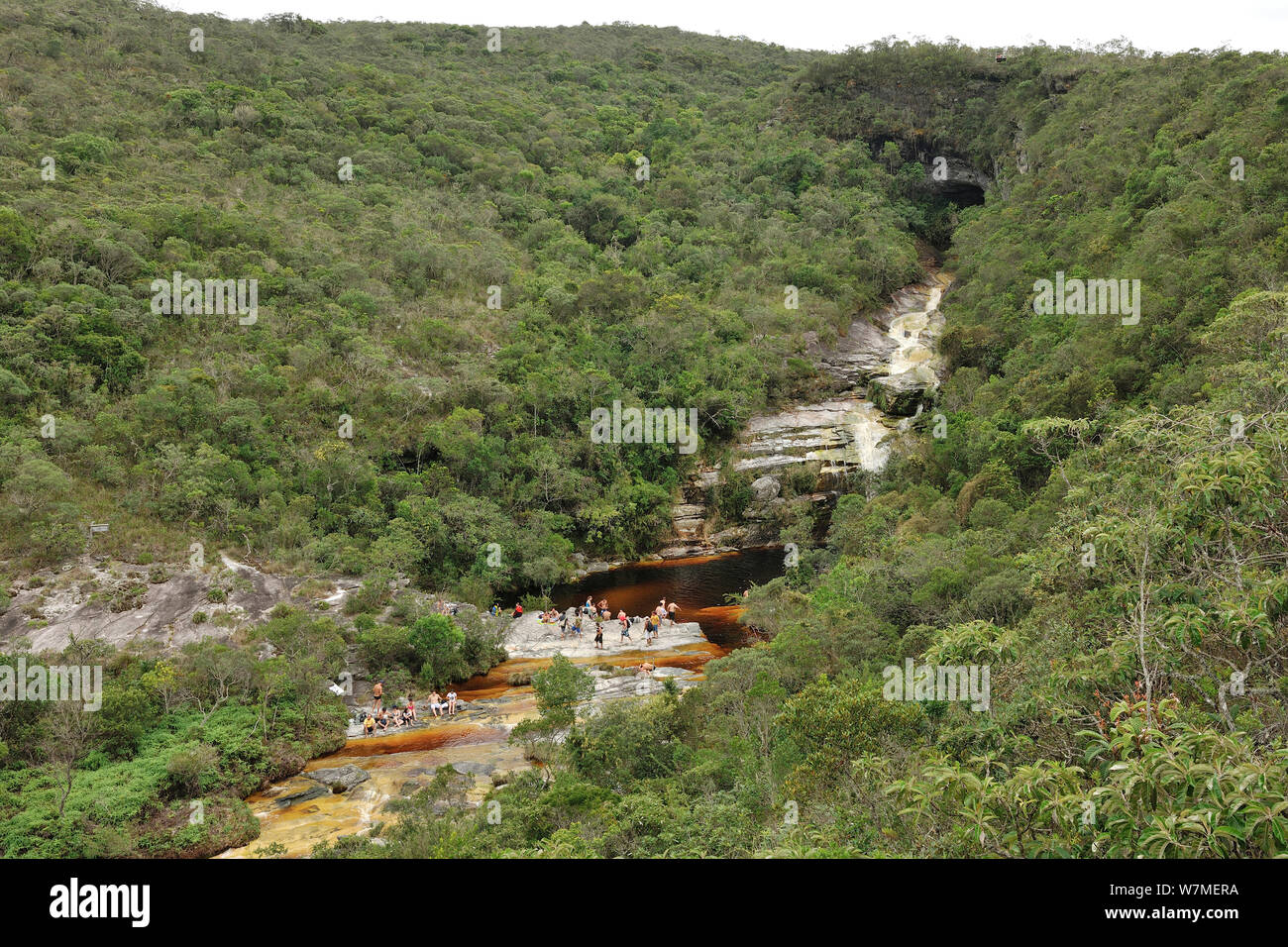 Salto River bei Ibitipoca State Park, mit Menschen Baden im Fluss, die Gemeinde von Minas Gerais, südöstlichen Brasilien, Februar 2012. Stockfoto