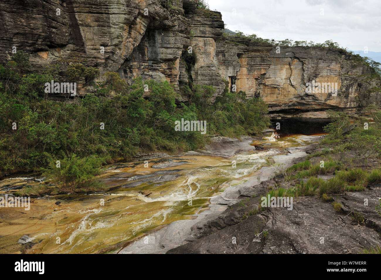 Santo Antonio Wand-/Paredao de Santo Antonio und Salto River bei Ibitipoca State Park, die Gemeinde von Minas Gerais, südöstlichen Brasilien, Februar 2012. Stockfoto