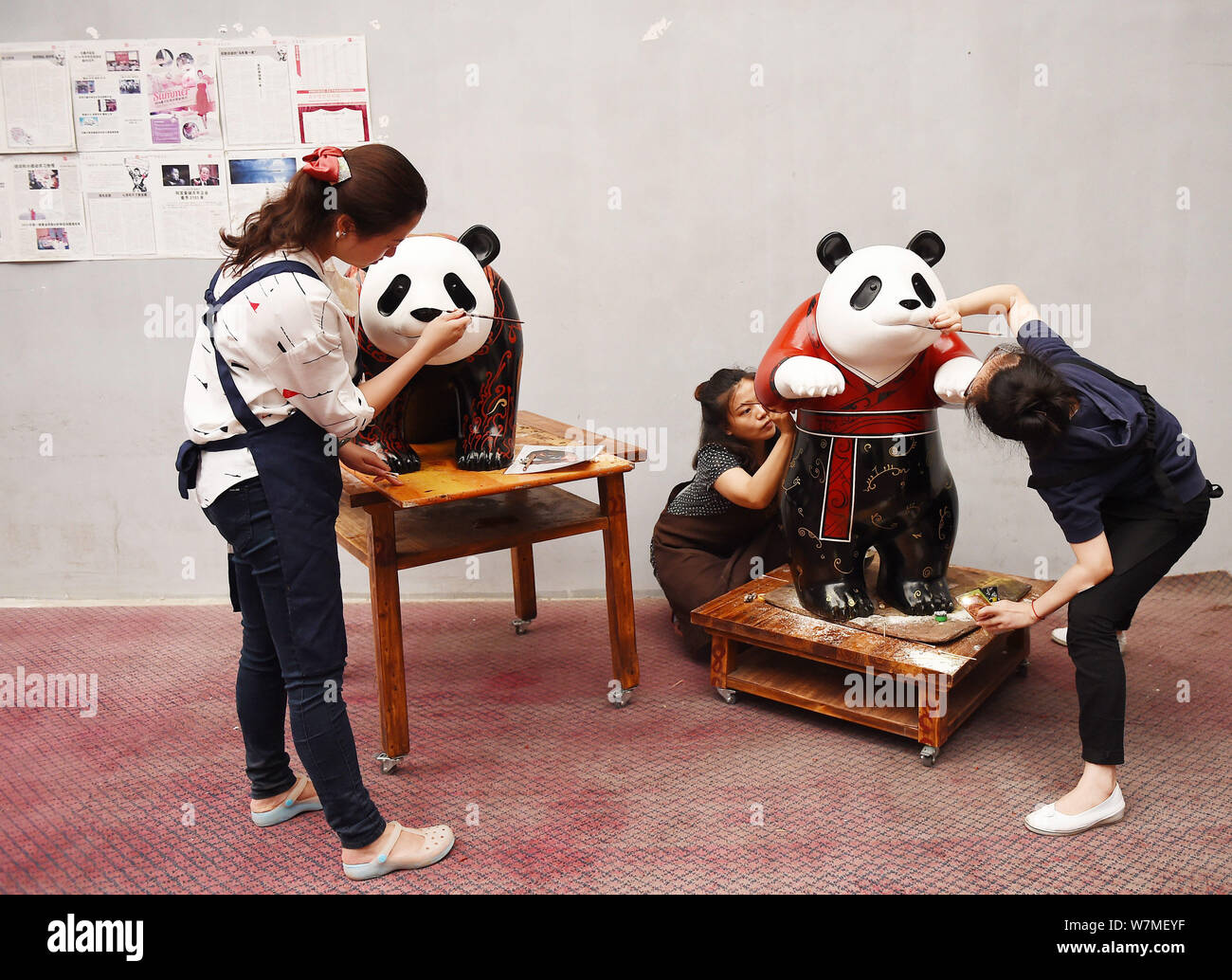 ------ Chinesische Künstler malen eine der zwei lebensgroße Lackwaren Riesenpandas in Chengdu City, im Südwesten Chinas Provinz Sichuan, 16. Juni 2017. C Stockfoto