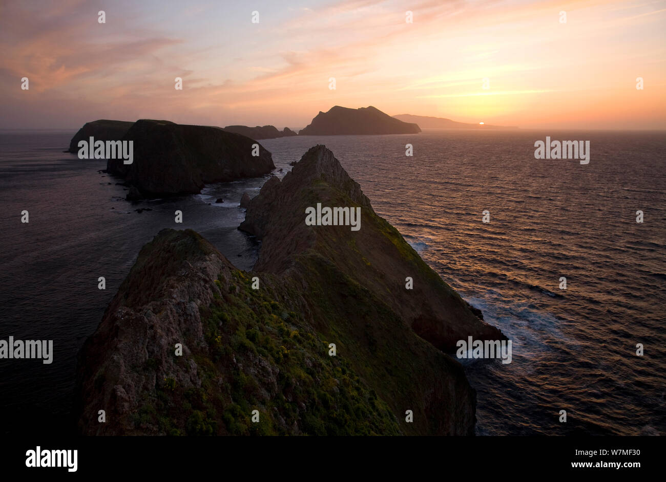 Sonnenuntergang über der Mitte und West Anacapa Inseln und Insel Santa Cruz, Ansicht von Inspiration Point auf der East Anacapa Island, Channel Islands National Park, Kalifornien, USA, April 2011. Stockfoto