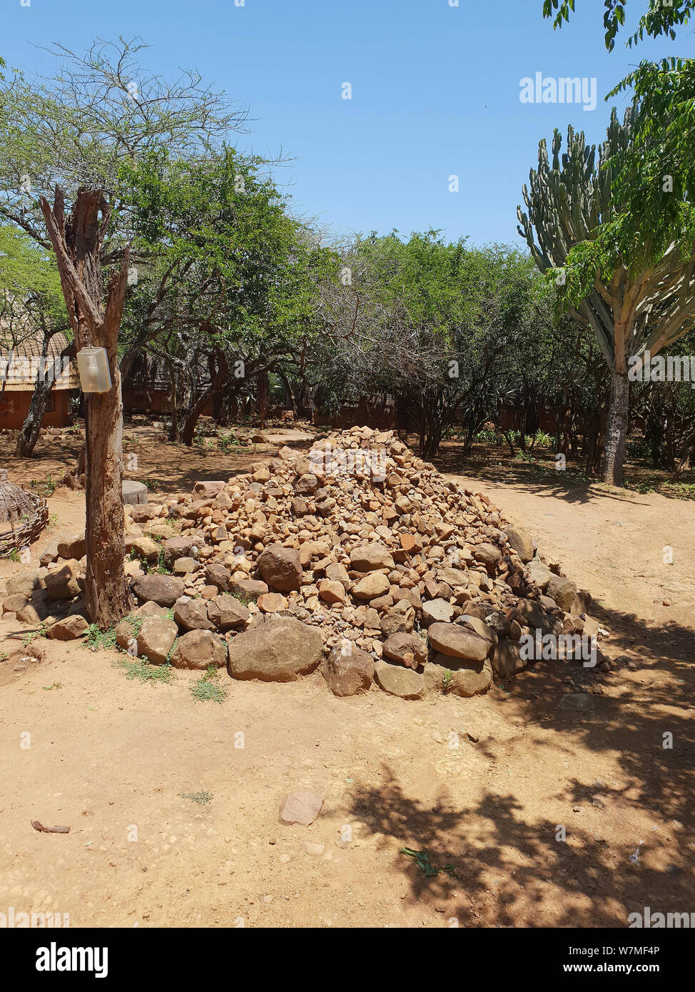 Kleine Cairn der Steine genannt Isivivane von Zulu Nation Brauch in Shakaland Zulu Cultural Village, Eshowe, Kwazulu Natal, Südafrika Stockfoto
