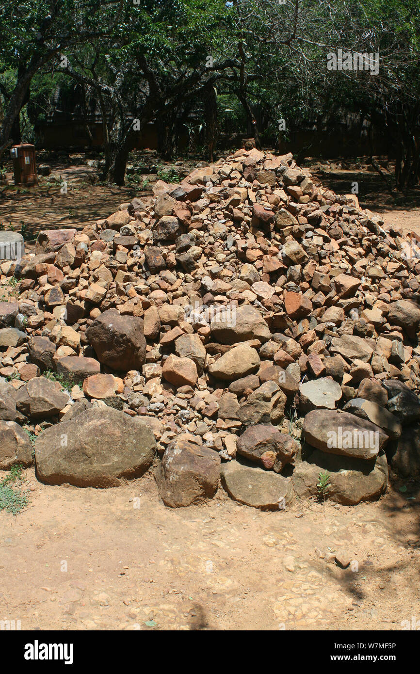 Kleine Cairn der Steine genannt Isivivane von Zulu Nation Brauch in Shakaland Zulu Cultural Village, Eshowe, Kwazulu Natal, Südafrika Stockfoto