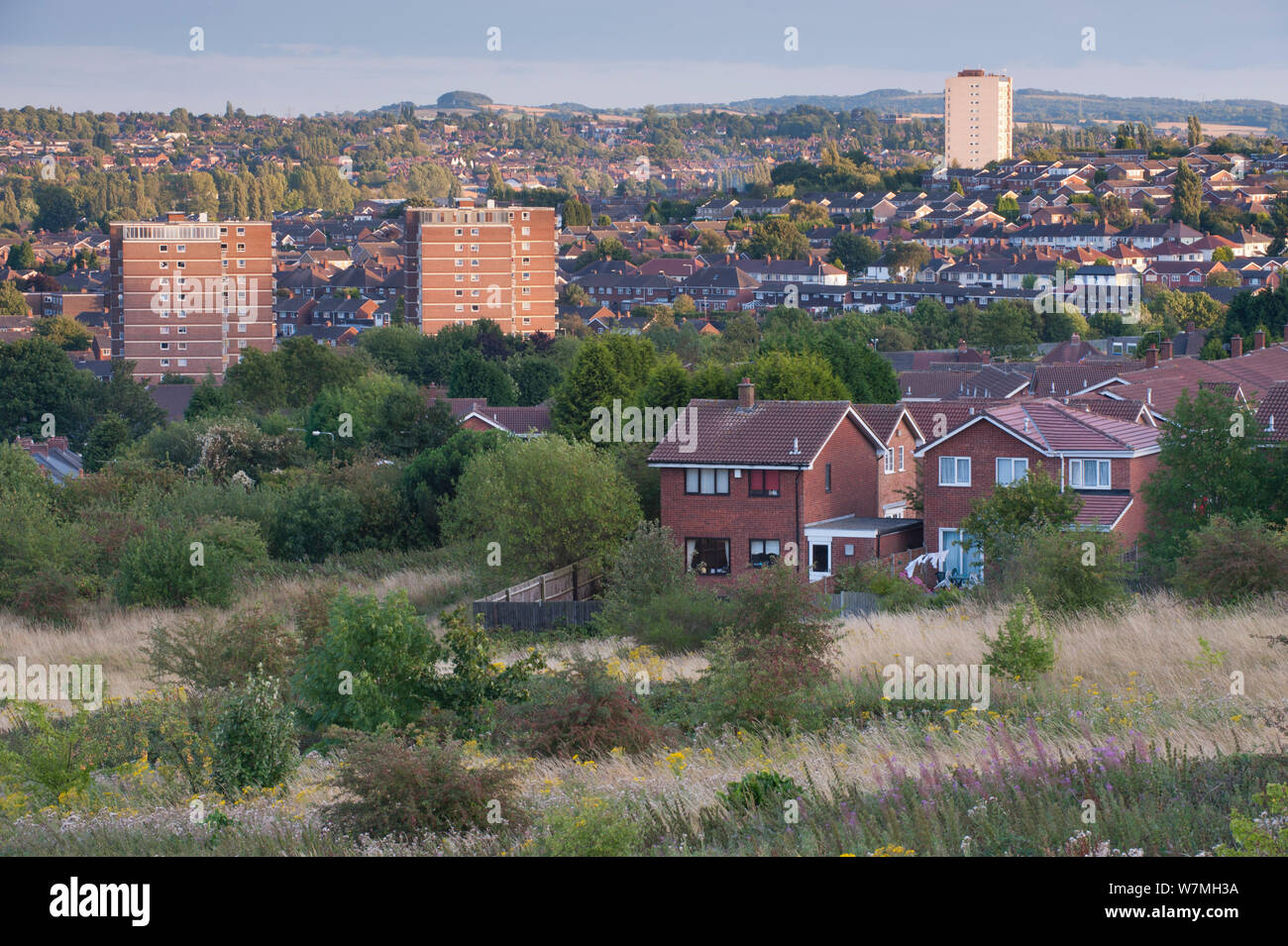 Blick von der Rowley Hügel über Dudley, Sandwell und Birmingham, West Midlands, England, UK, August. VISION 2020 Buch. Stockfoto