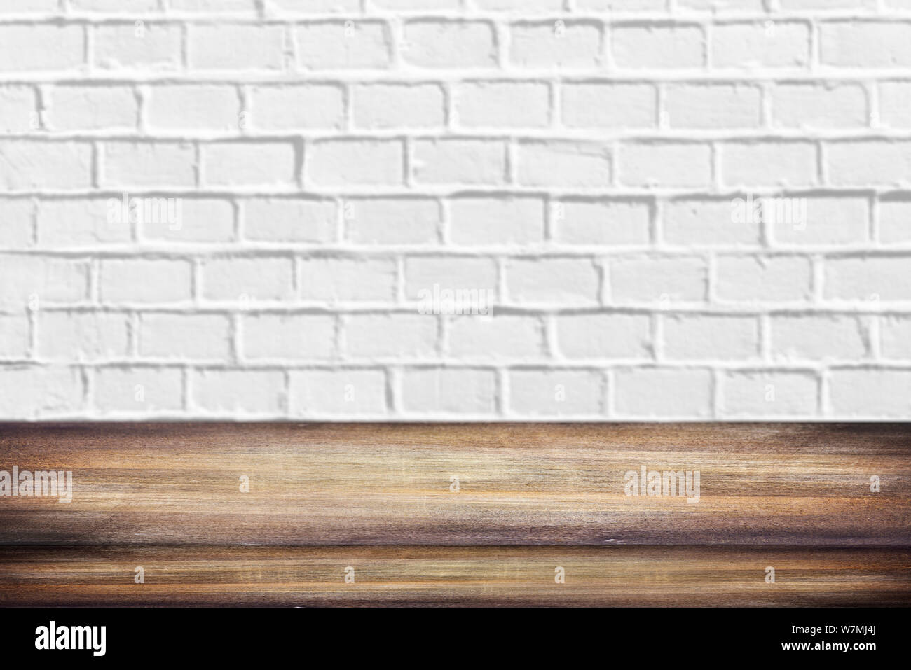 Holz- Regal oder Tisch vor saubere weiße Mauer mit Platz für Text oder Ideen Stockfoto