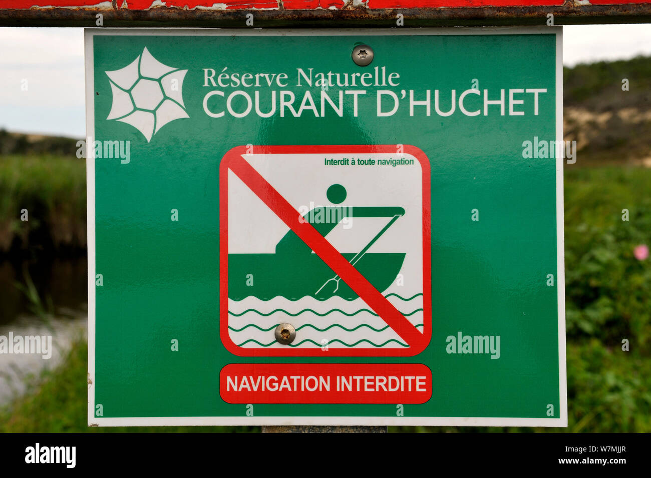 Keine Bootfahren erlaubt Zeichen entlang des Flusses zwischen Leon Teich und Atlantik, Courant d'Huchet Landes, Frankreich, August 2010. Stockfoto
