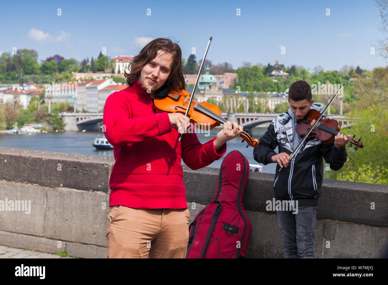 Prag, Tschechische Republik - 30. April 2017: Geiger, Straßenmusiker führt für Touristen auf der Karlsbrücke in Prag Stockfoto