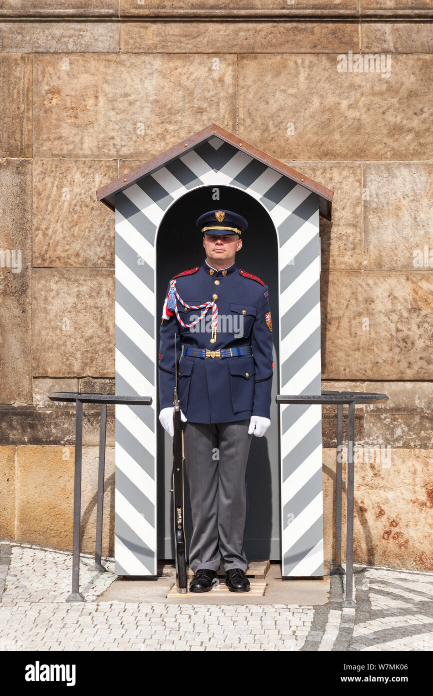 Prag, tschechische Republik - 1. Mai 2017: Guard ist bei der Post am Eingang der Prager Burg, Matthias Gate Stockfoto