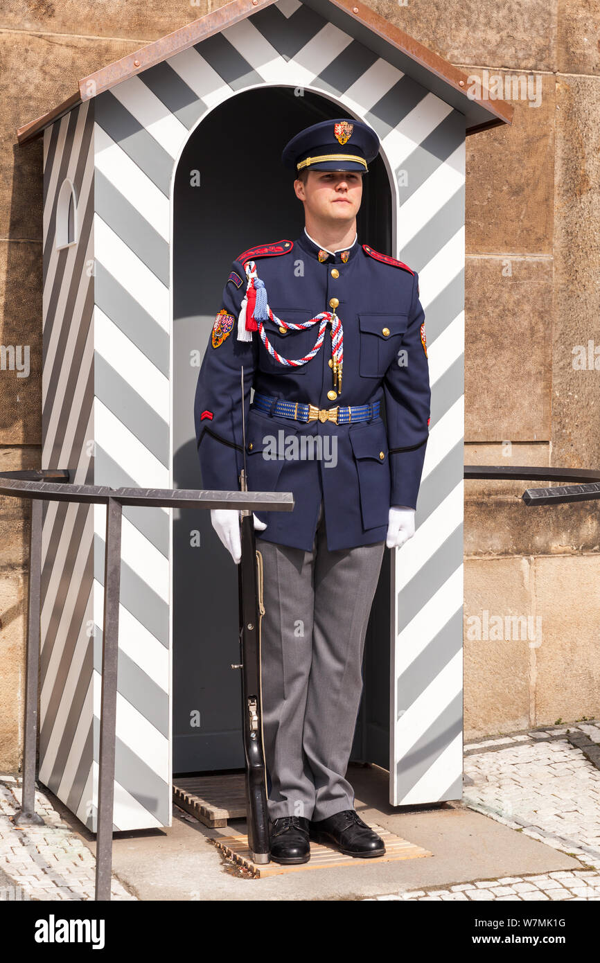 Prag, tschechische Republik - 1. Mai 2017: Scots Guards ist bei der Post am Haupteingang der Prager Burg, Matthias Gate Stockfoto