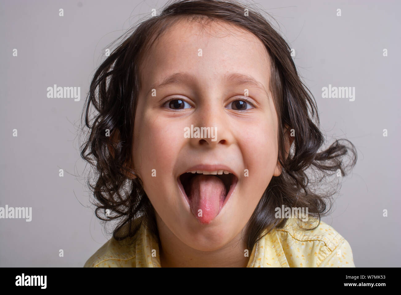 Closeup Portrait von etwas Boy seine Zunge heraus Stockfoto