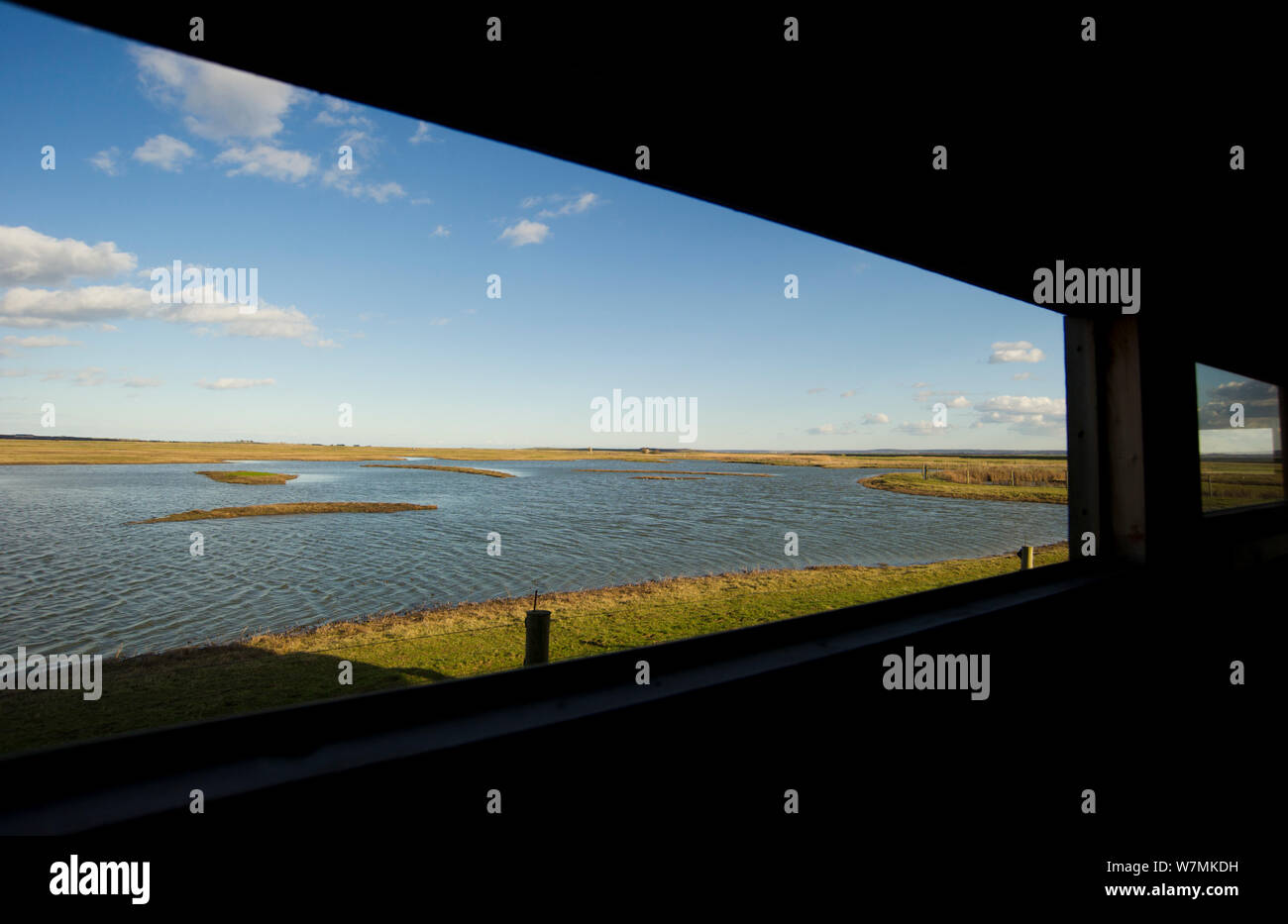 Blick vom Vogel Fenster ausblenden Über Elmley Sümpfe, elmley Sümpfe RSPB Reservat, Kent, Großbritannien, Februar 2012 Stockfoto