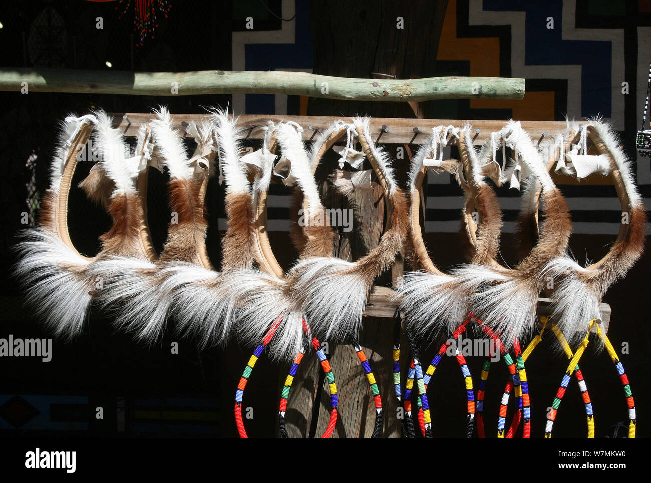 Traditionelles Zulu impala Kopf Kleid im Kulturdorf Lesedi, Wiege der Menschheit, Südafrika Stockfoto