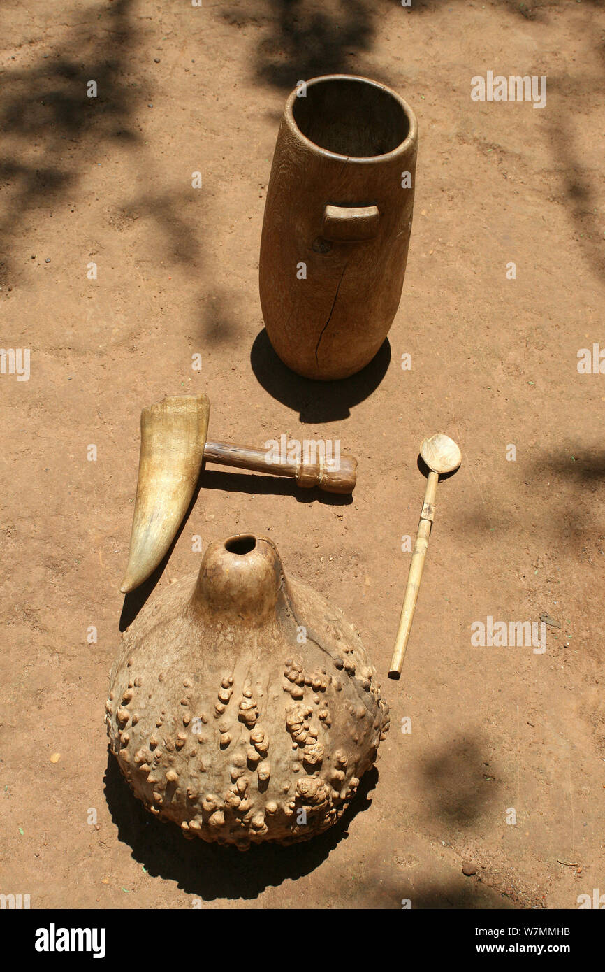 Zulu rauchen Rohr und Container für den Verkauf als Andenken in Shakaland Zulu Cultural Village, Eshowe, Kwazulu Natal, Südafrika Stockfoto