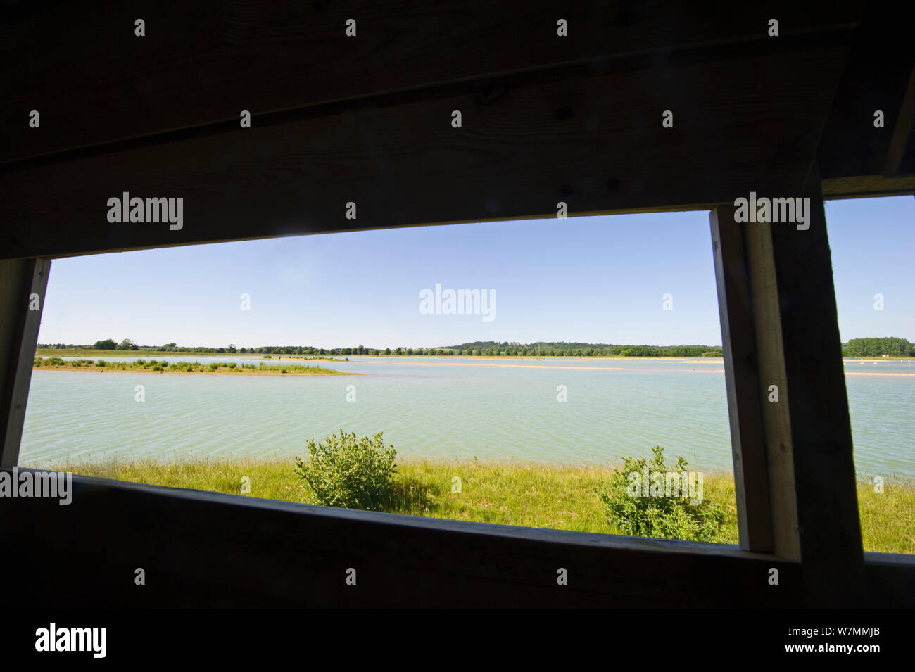 Blick durch Fenster verstecken heraus auf einer kürzlich abgeschlossenen und gefüllte Lagune bei Rutland Water. UK Juni 2010. Stockfoto