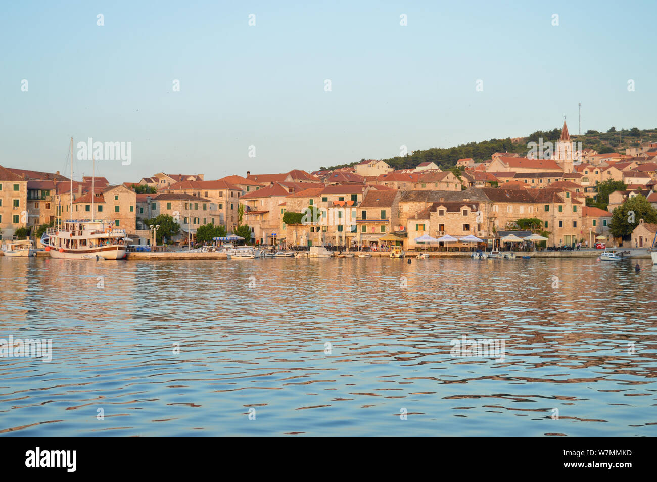 Kleinen dalmatinischen Stadt Postira im Sonnenuntergang, Insel Brac, Kroatien Stockfoto