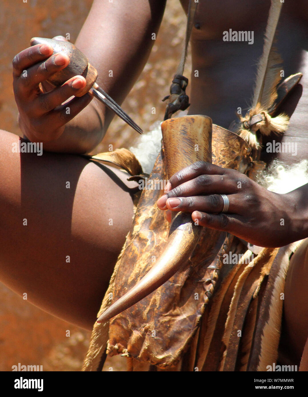 Zulu Medizinmann mit traditionellen Instrumenten bei Shakaland Zulu Cultural Village, Eshowe, Kwazulu Natal, Südafrika Stockfoto