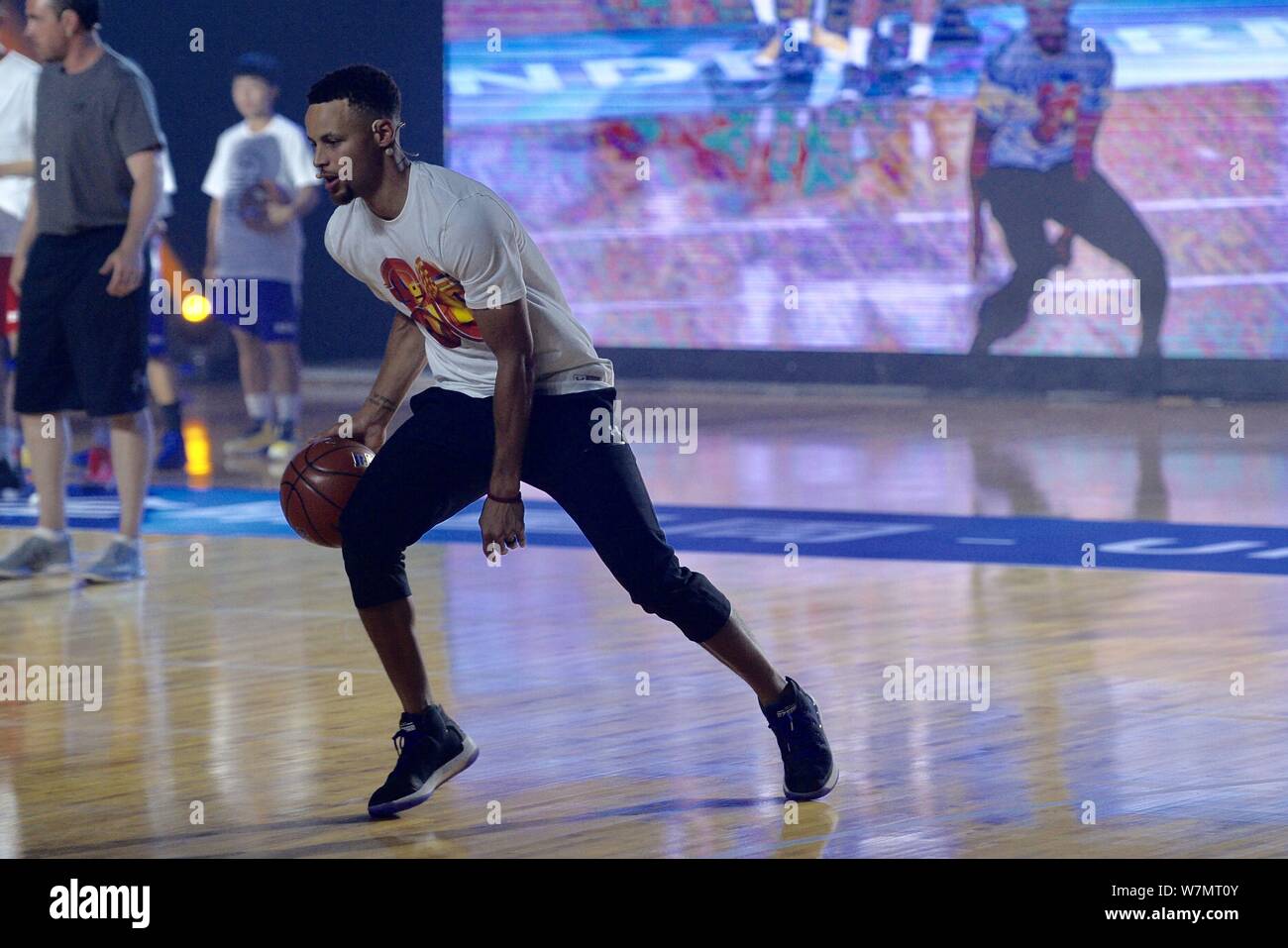 NBA-Star Stephen Curry der Golden State Warriors besucht einen Fan Meeting Event während seiner Reise nach China 2017 an der Beijing Universität für Technologie in Peking, Stockfoto