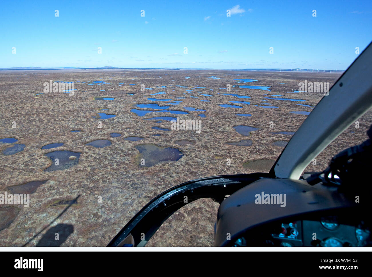 Luftbild vom Hubschrauber über dem Fluss Land Übersicht peatland Pool System, Forsinard, Caithness, Schottland, UK, Mai. Stockfoto