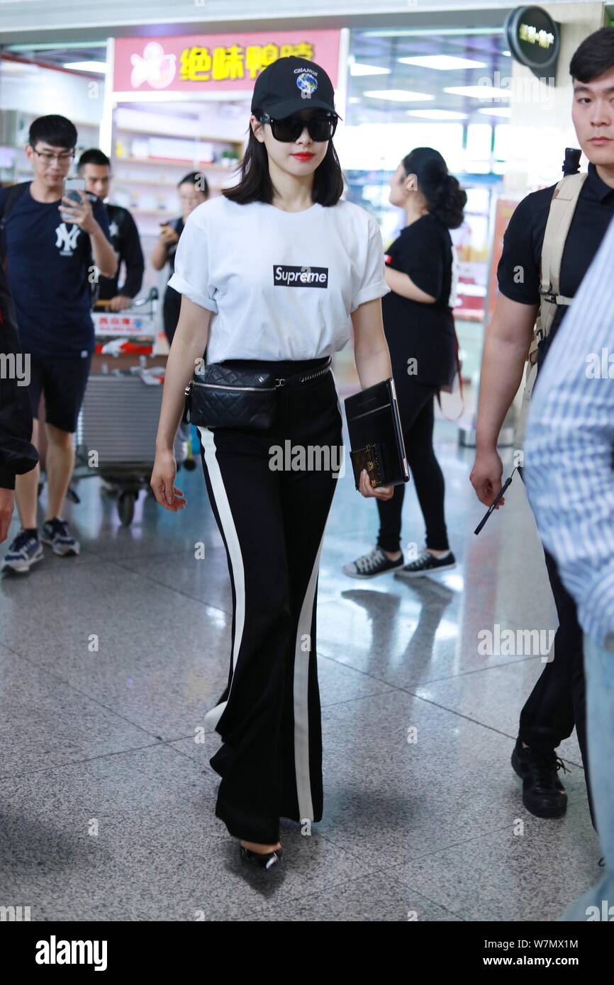 Chinesische Sangerin Und Schauspielerin Victoria Song Oder Song Qian Der Koreanischen Madchen Gruppe F X Wird Dargestellt An Der Beijing Capital International Airport In Beij Stockfotografie Alamy