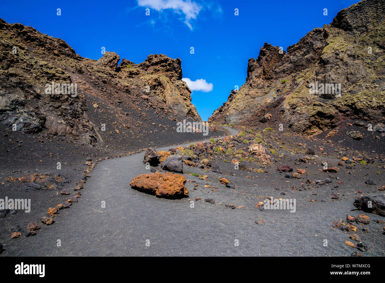 Spanien, Lanzarote, eindrucksvollen Wanderweg durch riesige Vulkanische Krater des Vulkans El Cuervo Stockfoto
