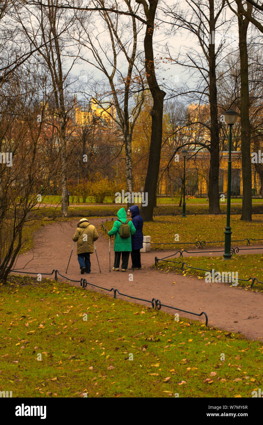 Sankt Petersburg, Russland - November 16, 2018: Drei Senioren in Nordic Walking im Park an einem bewölkten Tag engagiert im späten Herbst Stockfoto