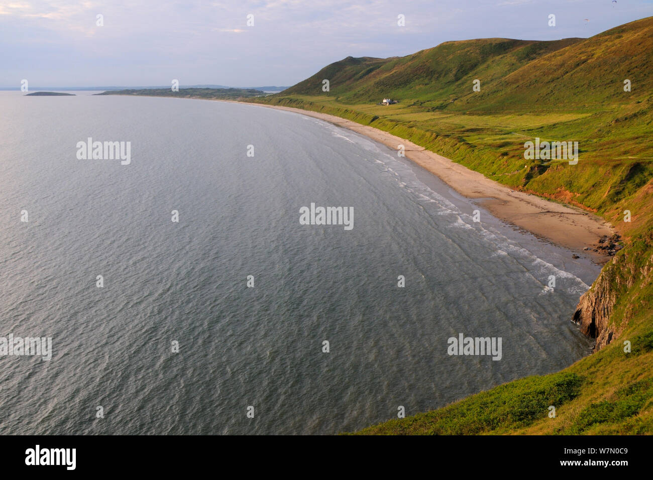 Überblick über Rhossili Bay bei Flut mit Wellen Sandstrand unterhalb Rhossili unten, auf der Halbinsel Gower, Wales, Großbritannien, Juli. Sequenz 2 von 2 Passende Anzeigen mit verschiedenen Gezeiten Stockfoto