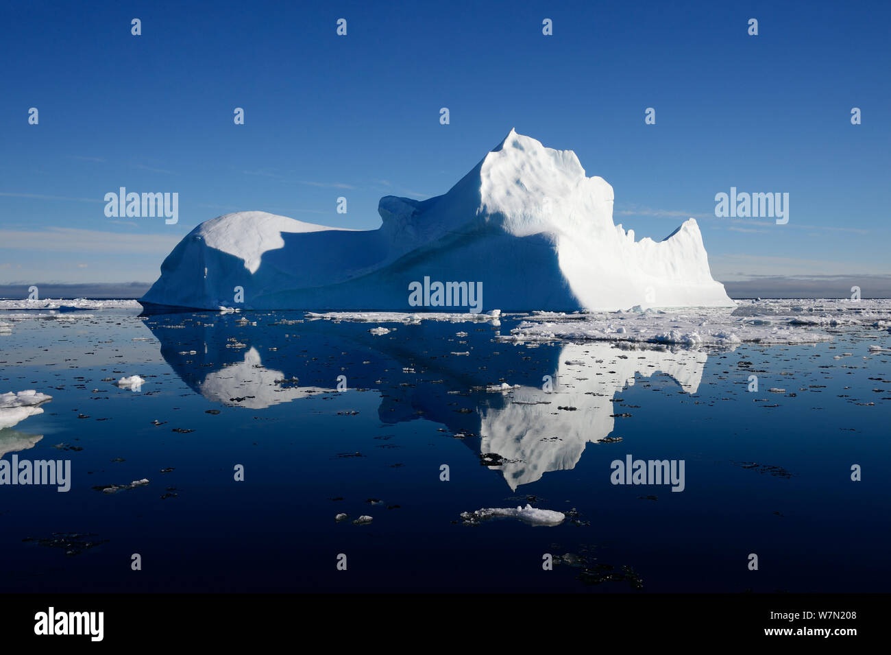 Eisberg in Jones Sound zwischen Ellesmere und Devon Island, Nunavut, Kanada, Juni 2012. Stockfoto