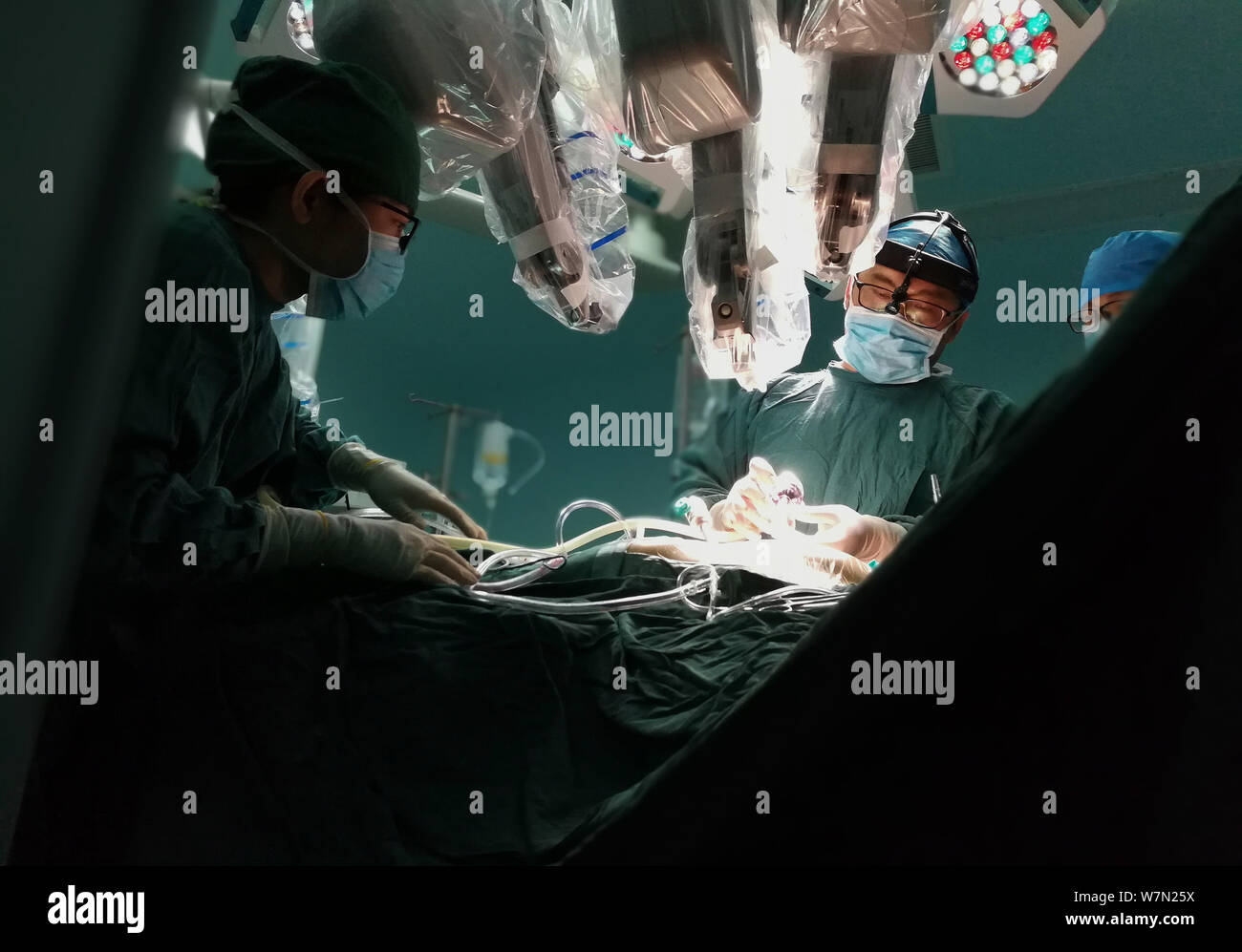 Ein OP-Roboter mit Kameras ausgestattet ist die Durchführung der ersten Herzchirurgie für einen 31-jährigen Patienten mit angeborenen Herzfehlern in der Ersten Stockfoto