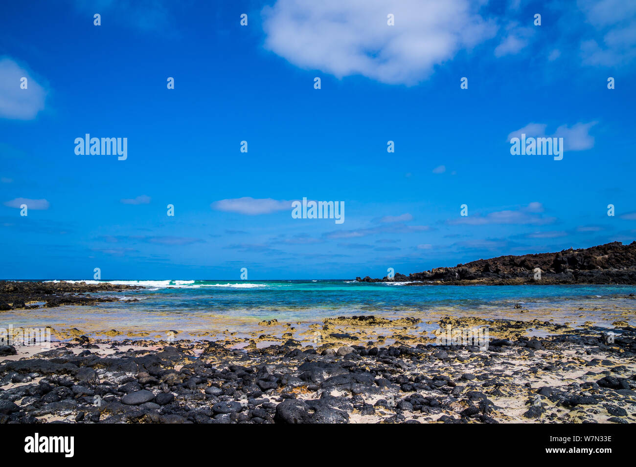 Spanien, Lanzarote, perfekte kleine Bucht von White Sand Beach und schwarzen Lavasteinen im North Coast Stockfoto