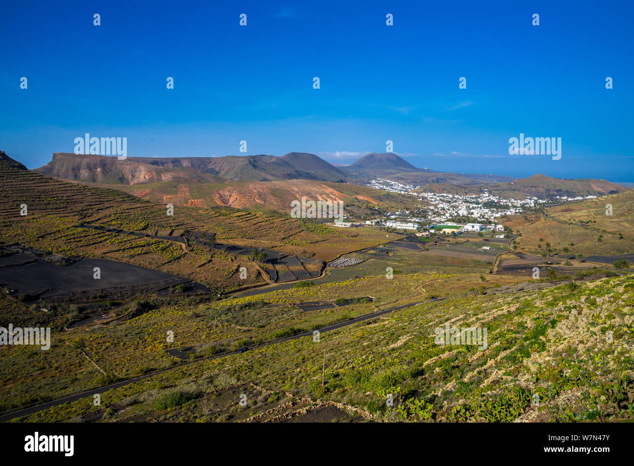 Spanien, Lanzarote, malerischen Blick über Tal der Vulkane zu Stadt haria voller grüner Palmen Stockfoto