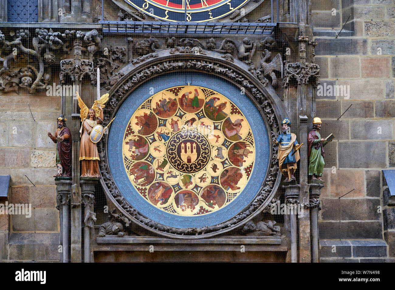 In Prag in der Tschechischen Republik. Prager Orloj, einem mittelalterlichen, Astronomische Uhr am Alten Rathaus montiert Stockfoto