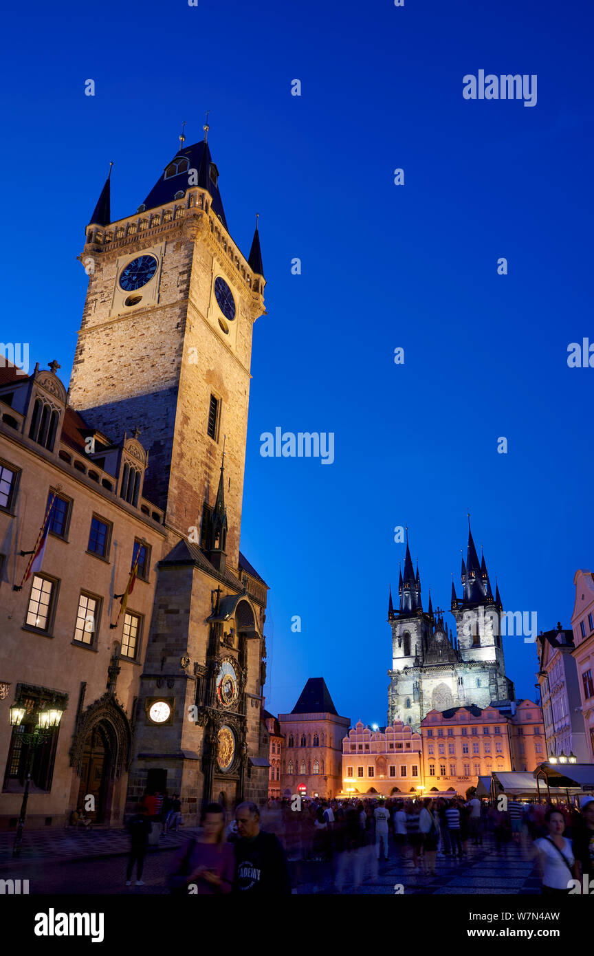 In Prag in der Tschechischen Republik. Die gotische Kirche der Muttergottes vor dem Tyn in Old Town Square und das Alte Rathaus Stockfoto