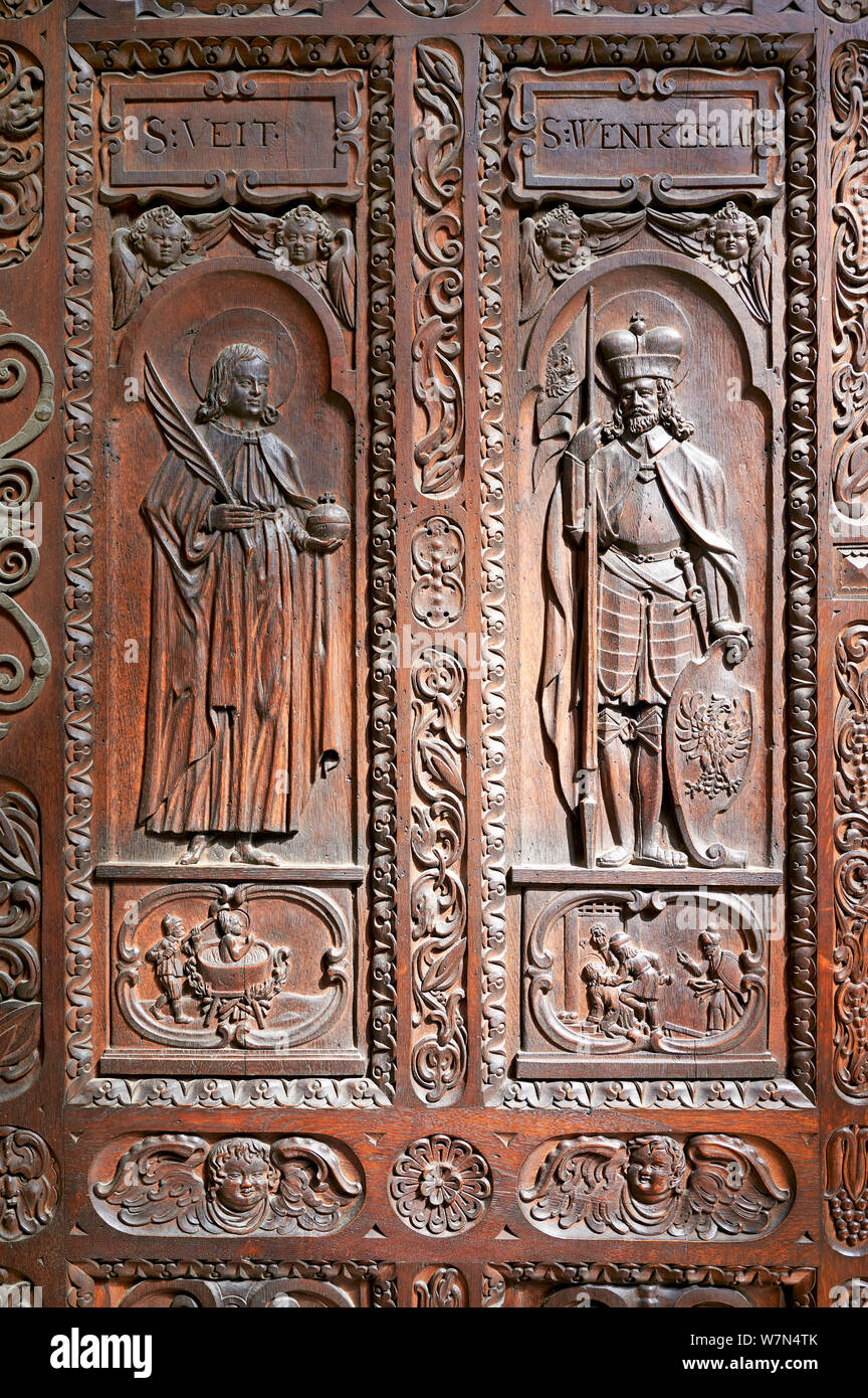 In Prag in der Tschechischen Republik. St. Veitsdom in der Prager Burg. Eine aus Holz geschnitzte Tür Stockfoto