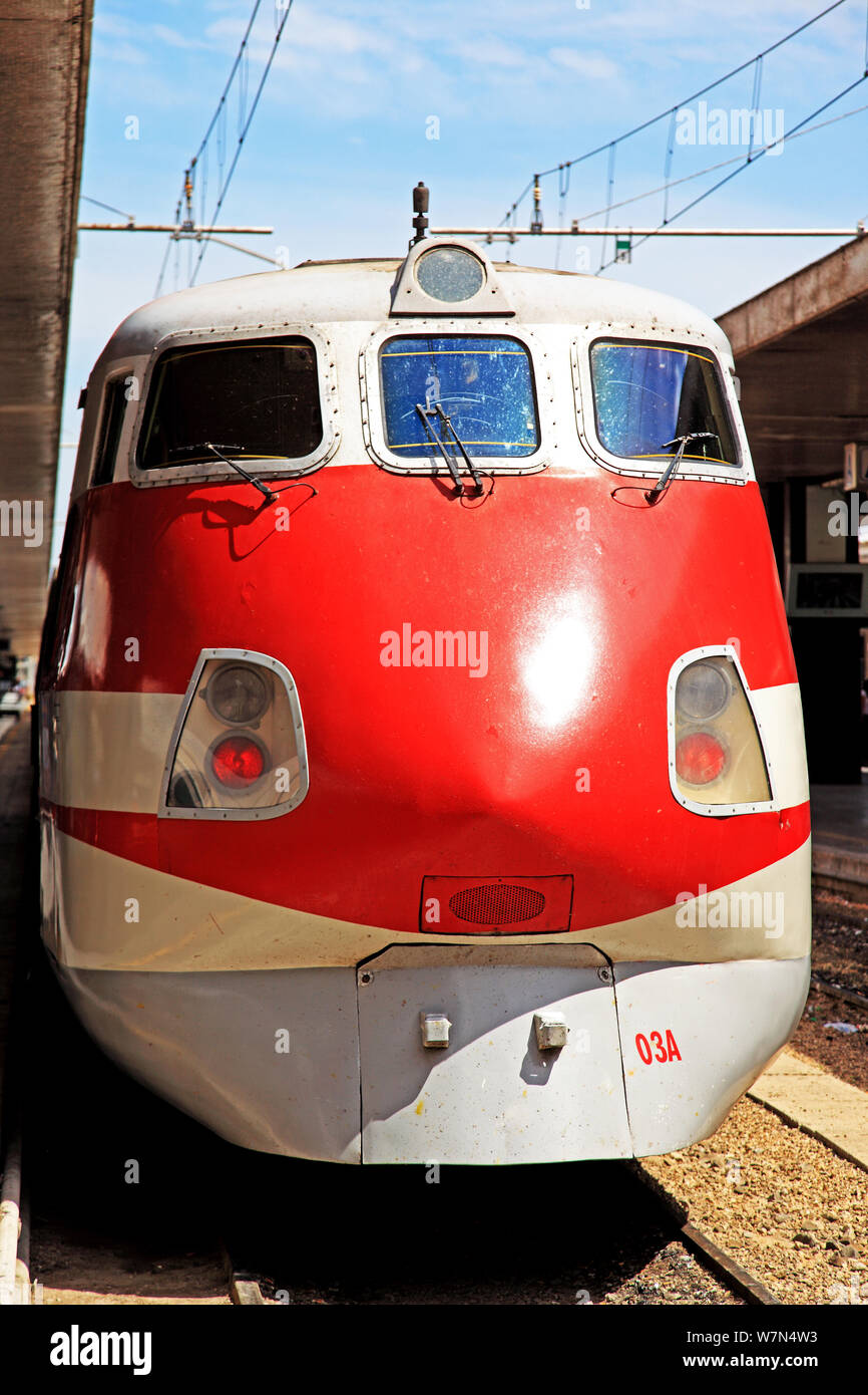 Trainieren Sie auf der Plattform an der Stazione Termini in Rom Stockfoto