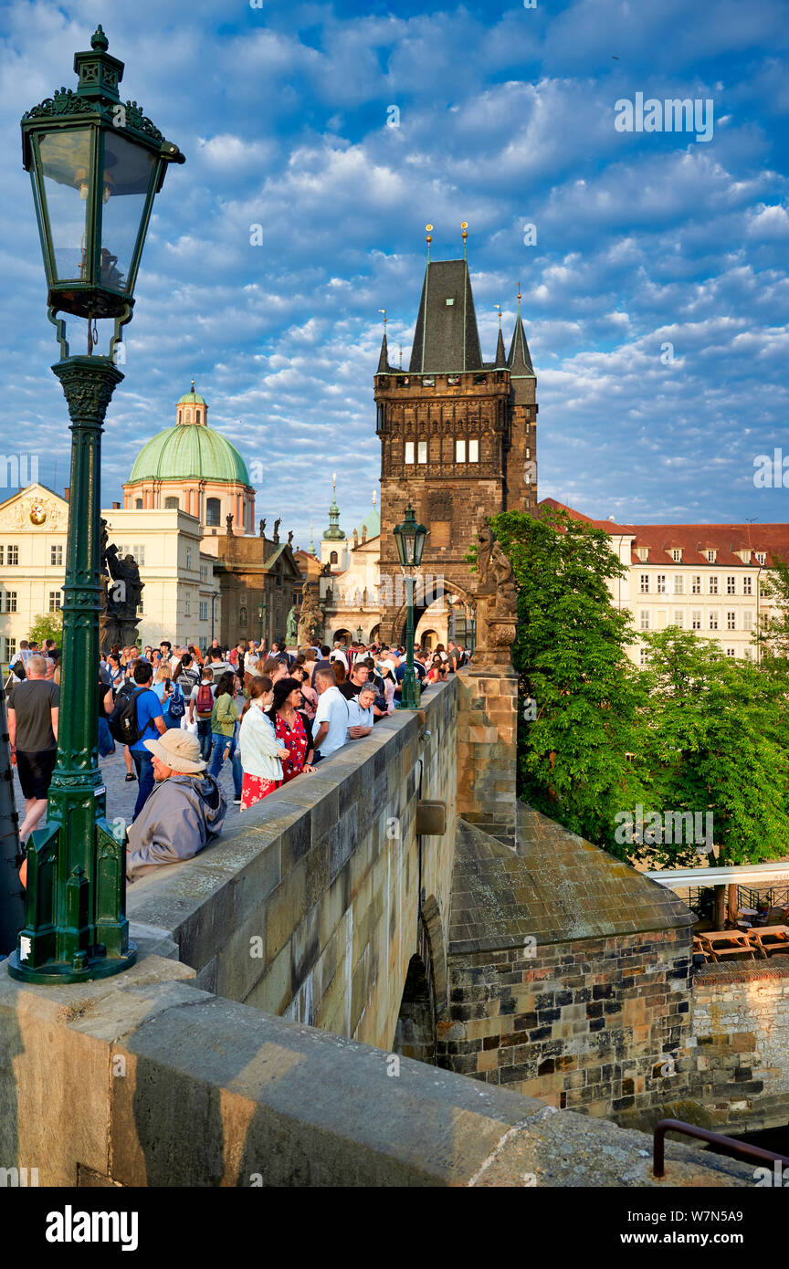 In Prag in der Tschechischen Republik. Der Altstädter Brückenturm an der Karlsbrücke Stockfoto